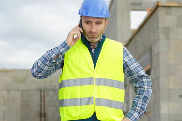 Man Byggmästare Förman Arkitekt Byggarbetsplatsen Med Hjälp Telefon — Stockfoto