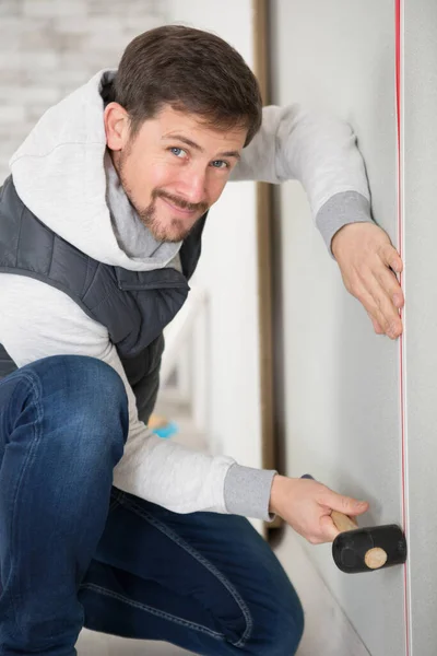 Happy Maintenance Man Het Repareren Van Een Muur — Stockfoto