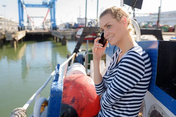 Frau Arbeitet Vorderen Container Schiffshafen — Stockfoto