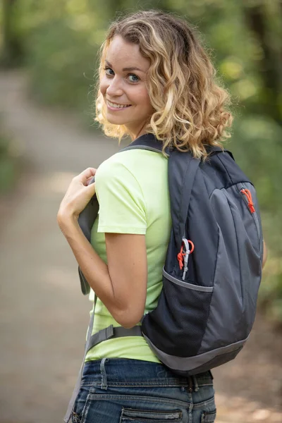 Escursionista Donna Con Zaino Camminare All Aperto — Foto Stock