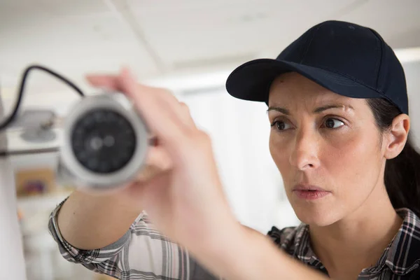 Close Mulheres Técnico Fixação Cctv Câmera Parede — Fotografia de Stock