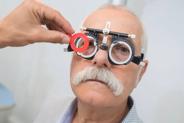 Homem Fazer Teste Aos Olhos — Fotografia de Stock