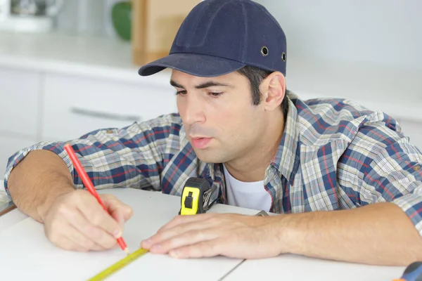 Mann Misst Holz Mit Maßband — Stockfoto