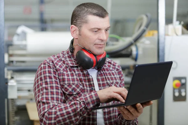 Arbeiter Einer Tischlerei Mit Klemmbrett Und Computer — Stockfoto