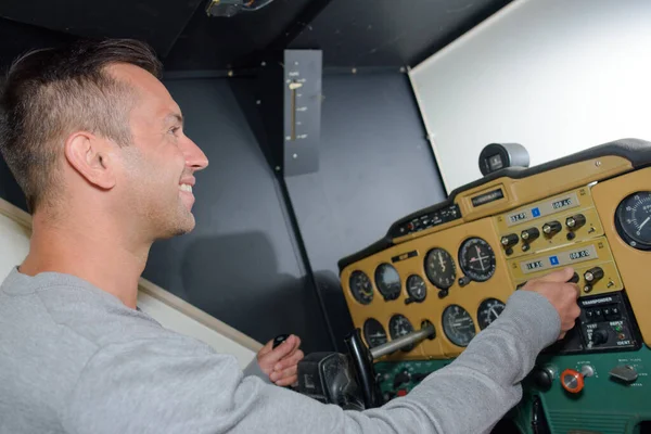 Zukünftiger Pilot Testet Einen Simulator — Stockfoto