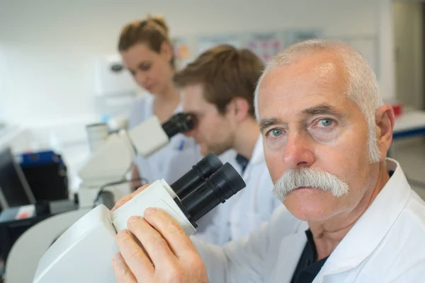 Senior Forskare Arbete Ett Laboratorium — Stockfoto