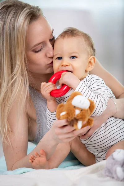 Mãe Bebê Beijando Rindo Abraçando — Fotografia de Stock