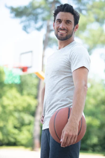 야외에서 농구를 정장을 — 스톡 사진