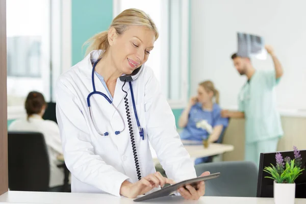 Médico Sênior Feminino Chamando Telefone Sorrindo — Fotografia de Stock