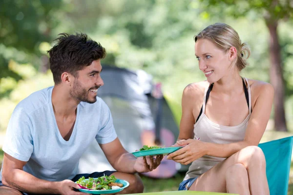 Jovens Felizes Comendo Salada Saudável Para Almoço — Fotografia de Stock
