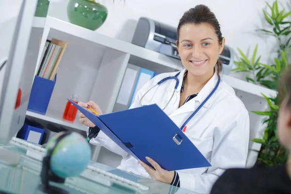 Felice Medico Femminile Durante Consultazione — Foto Stock