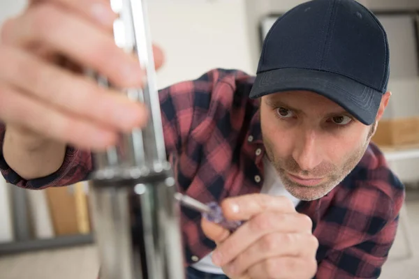 Homem Está Reparando Uma Cadeira — Fotografia de Stock