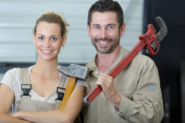 Hombre Mujer Sosteniendo Herramientas — Foto de Stock