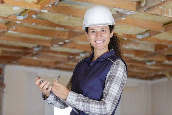 Sonriente Mujer Pie Construcción Sentarse —  Fotos de Stock