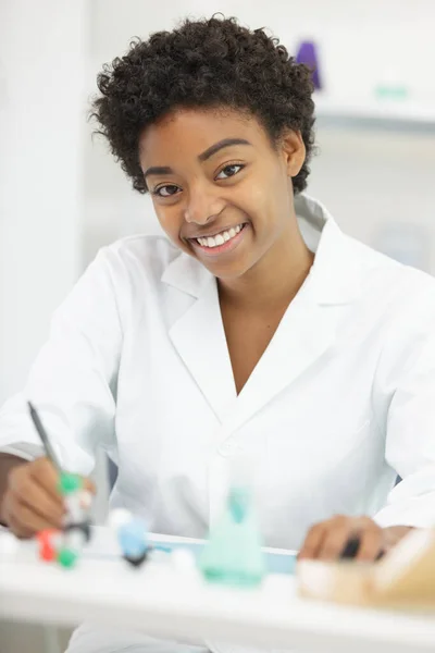 Laboratorio Femminile Che Sorride Alla Telecamera — Foto Stock