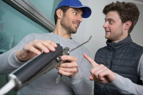 Bouwvakkers Die Ramen Met Siliconenlijm Cauleren Met Cartridge — Stockfoto