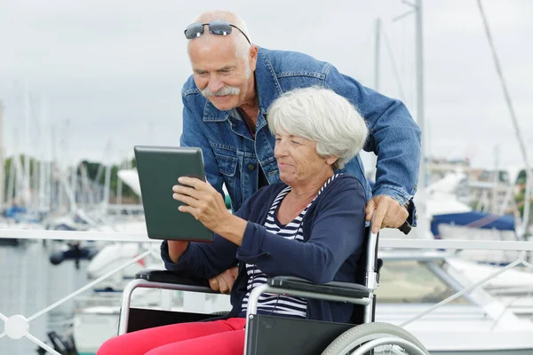 Pareja Ancianos Utilizando Tableta Aire Libre — Foto de Stock