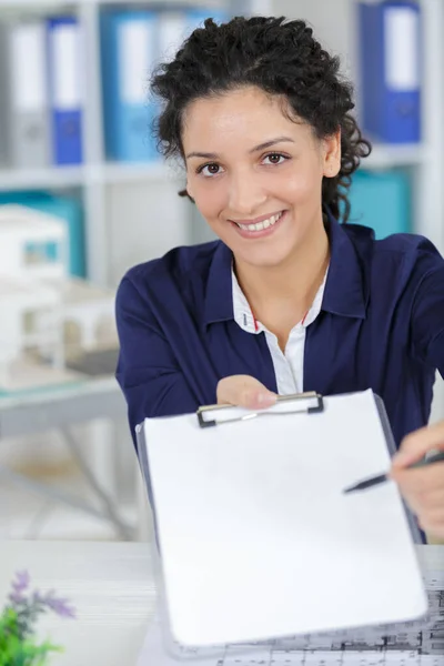 Mujer Negocios Pidiendo Una Firma — Foto de Stock