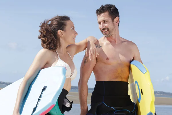 Homem Mulher Com Boadyboards — Fotografia de Stock