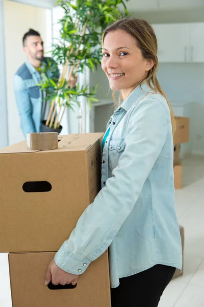 Koppel Verhuizen Naar Een Nieuw Huis — Stockfoto