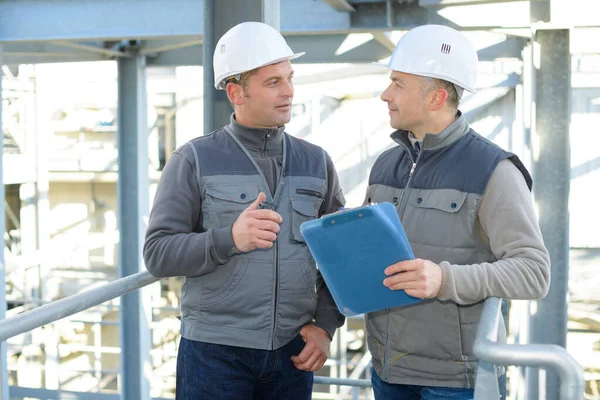 Twee Mannen Aan Het Praten Fabrieksvloer — Stockfoto