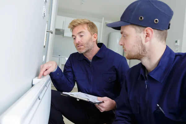 Rörmokare Och Lärling Montering Centralvärme Huset — Stockfoto