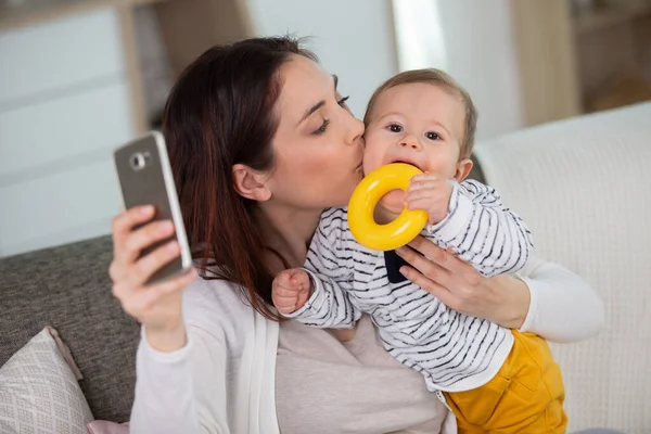 Mladá Matka Malým Synem Přičemž Selfie — Stock fotografie