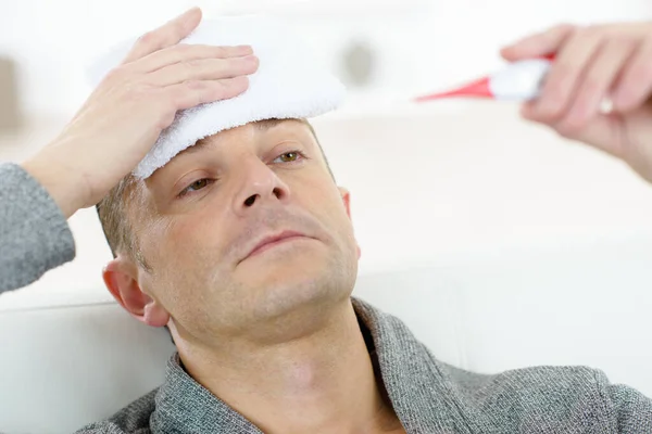 Hombre Sosteniendo Termómetro Tela Frente — Foto de Stock