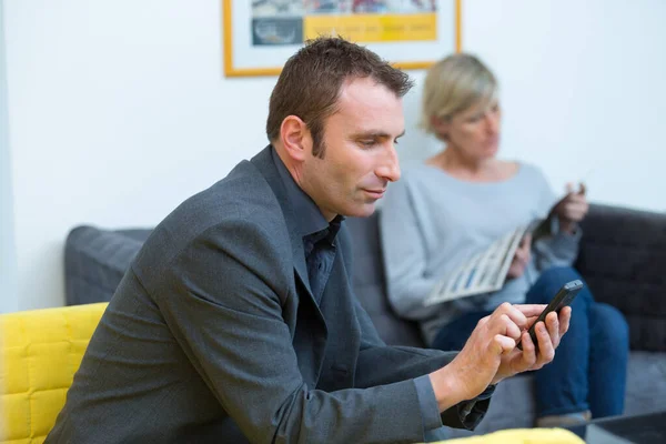 Menschen Warten Der Krankenhauslobby Auf Einen Arzt — Stockfoto