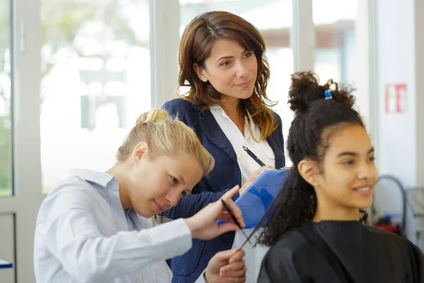 Ein Friseur Der Seinen Kunden Die Haare Schichtet — Stockfoto
