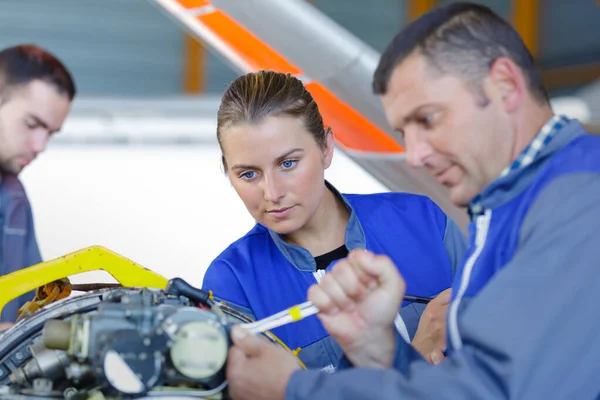 Due Meccanici Che Lavorano Nel Servizio Riparazione Auto — Foto Stock