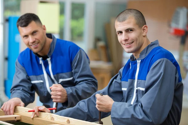 Padre Hijo Trabajando Con Pedazo Madera —  Fotos de Stock