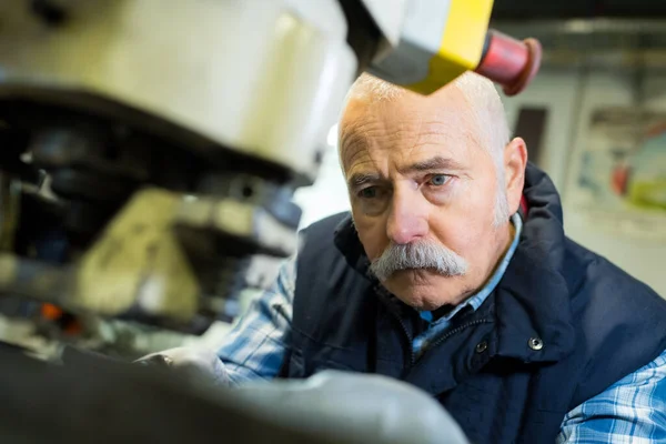 Oudere Werknemer Met Behulp Van Een Machine — Stockfoto