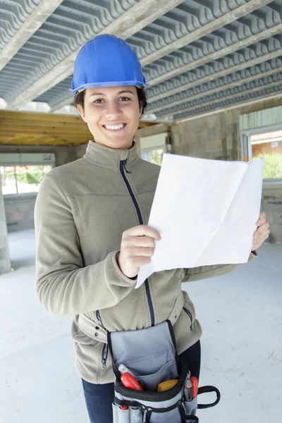 Een Vrouw Bouwer Helm Ontvouwen Werkplan — Stockfoto