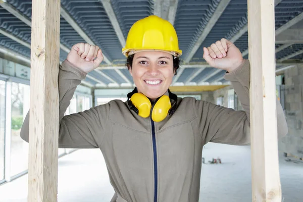 Femme Constructeur Regardant Travers Cadre Porte Bois Sur Chantier Construction — Photo