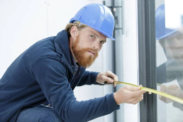 Giovane Ingegnere Con Finestra Misurazione Casco Sicurezza — Foto Stock