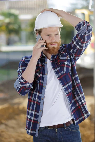 Portret Zdenerwowanego Pracownika Budowlanego Rozmawiającego Telefonem — Zdjęcie stockowe