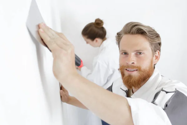 Der Arbeiter Verputzte Den Mörtel Der Wand — Stockfoto