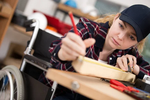 Eine Behinderte Tischlerin Rollstuhl — Stockfoto