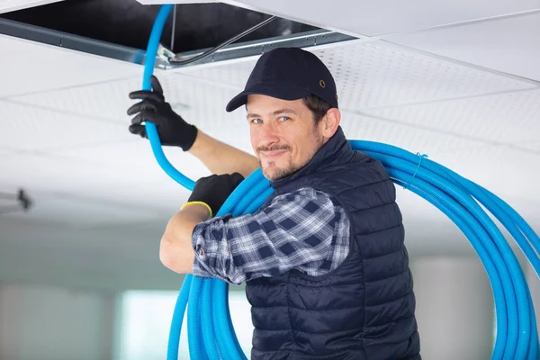 Mann Repariert Elektrische Leitungen Der Decke — Stockfoto