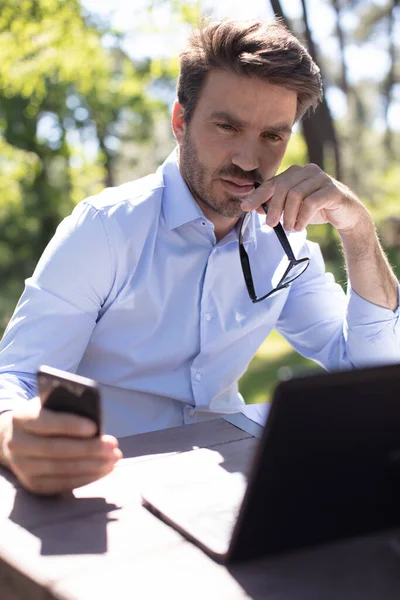 Uomo Affari Seduto Lavorando Creativo Design Freelance Sul Computer Portatile — Foto Stock