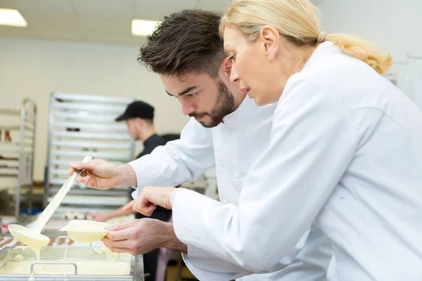 Chef Que Trata Con Chocolate Blanco —  Fotos de Stock