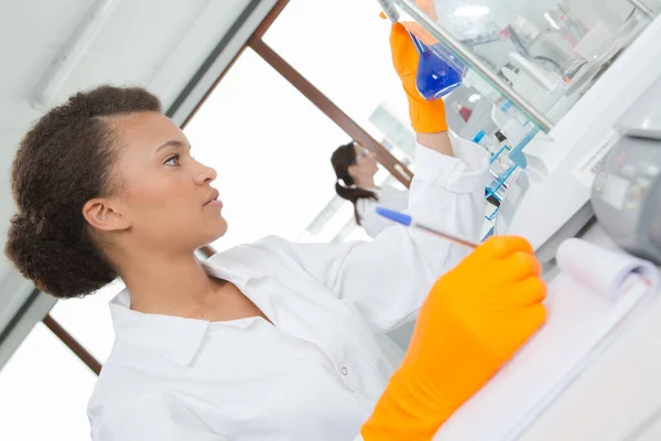 Portrait Une Jeune Femme Scientifique Dans Laboratoire — Photo