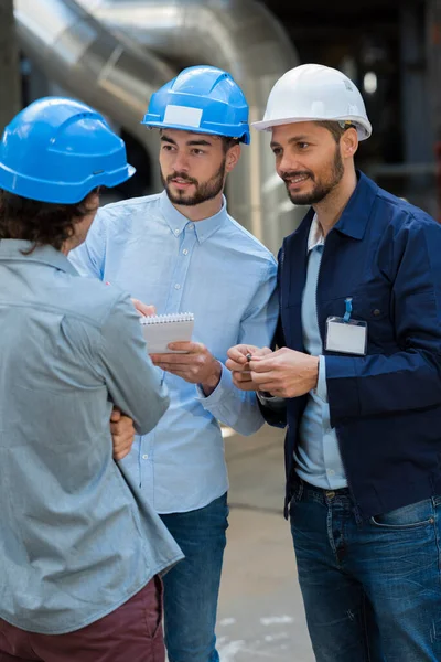 Lavoratori Actory Con Appunti Parlando — Foto Stock