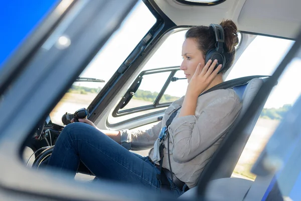 Kvinna Helikopter Pilot Och Helikopter — Stockfoto