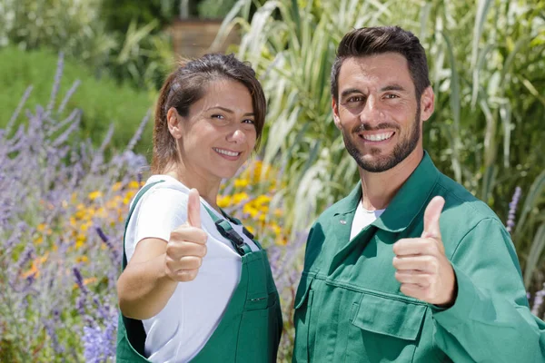 Portrait Couple Jardinier Avec Les Pouces Levés — Photo