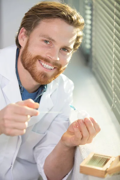 Joven Doctor Científico Brillante Laboratorio —  Fotos de Stock