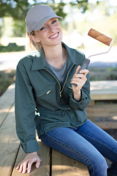 Vrouwelijke Schilder Houdt Verfroller Outdoor — Stockfoto