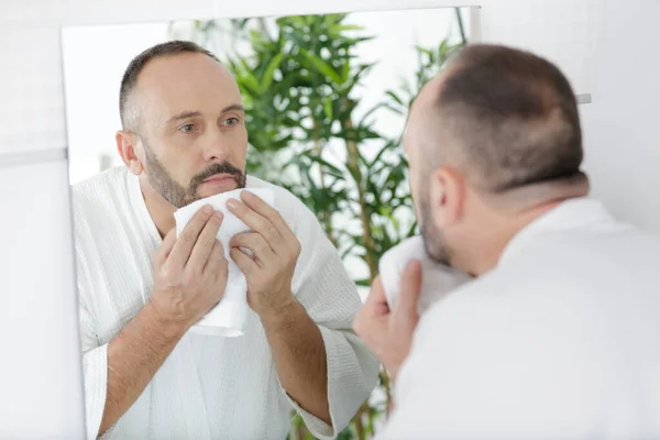 Man Raakt Zijn Gezicht Het Scheren — Stockfoto