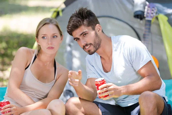 Paar Met Blikjes Frisdrank Kletsen Tent — Stockfoto